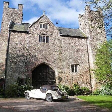 Welsh Gatehouse, Historic Castle Which Can Cater For Electric Vehicle Mathern Exteriér fotografie
