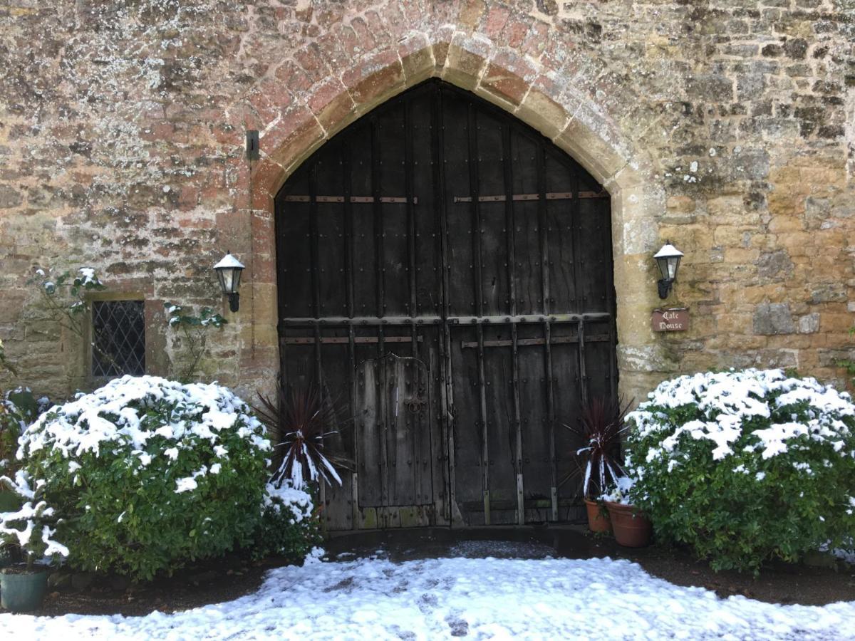 Welsh Gatehouse, Historic Castle Which Can Cater For Electric Vehicle Mathern Exteriér fotografie