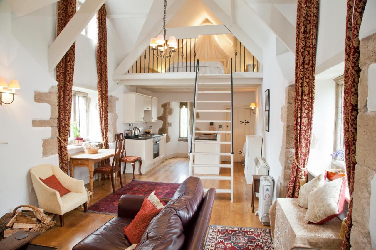 Welsh Gatehouse, Historic Castle Which Can Cater For Electric Vehicle Mathern Exteriér fotografie