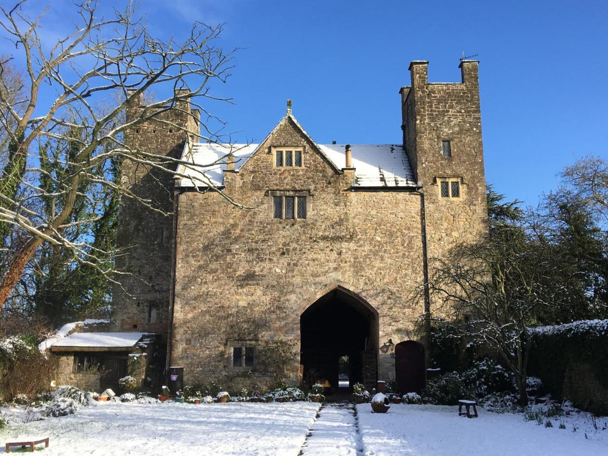 Welsh Gatehouse, Historic Castle Which Can Cater For Electric Vehicle Mathern Exteriér fotografie