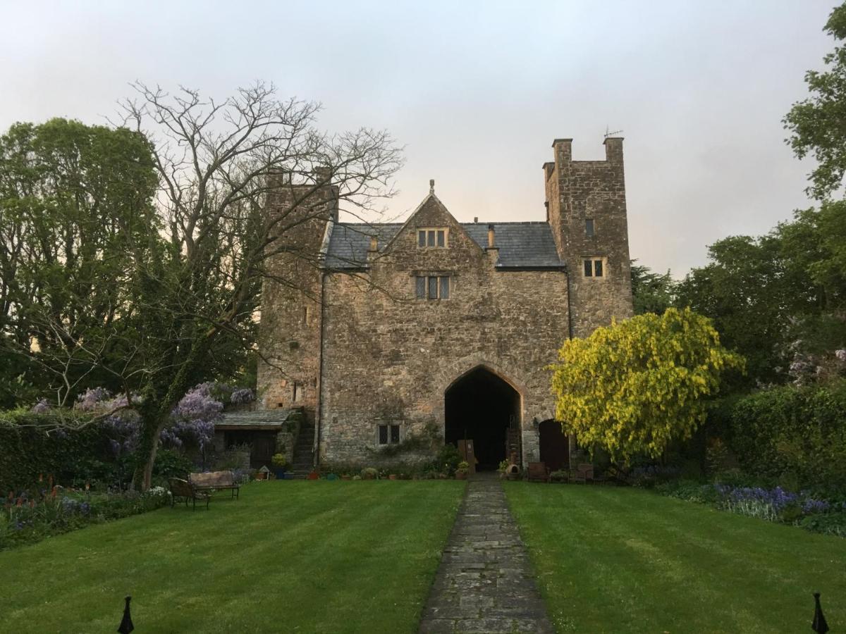 Welsh Gatehouse, Historic Castle Which Can Cater For Electric Vehicle Mathern Exteriér fotografie