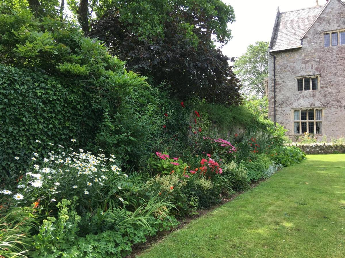 Welsh Gatehouse, Historic Castle Which Can Cater For Electric Vehicle Mathern Exteriér fotografie