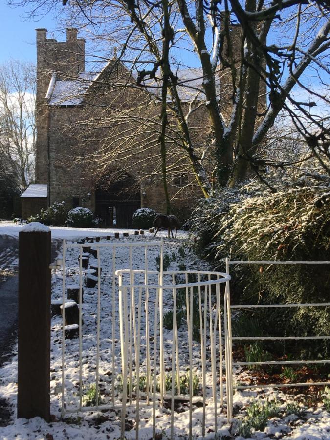 Welsh Gatehouse, Historic Castle Which Can Cater For Electric Vehicle Mathern Exteriér fotografie
