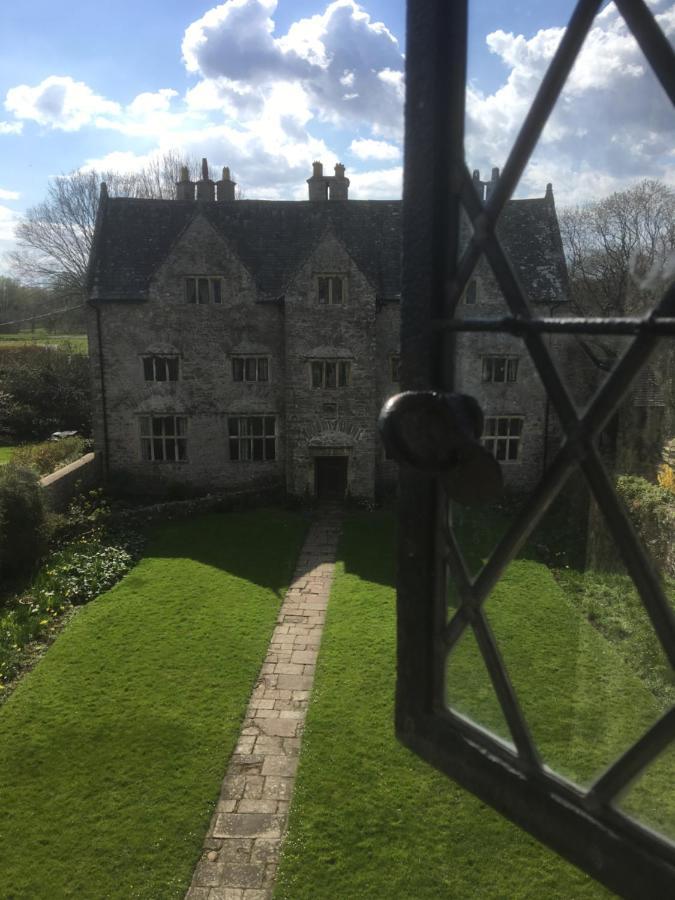 Welsh Gatehouse, Historic Castle Which Can Cater For Electric Vehicle Mathern Exteriér fotografie