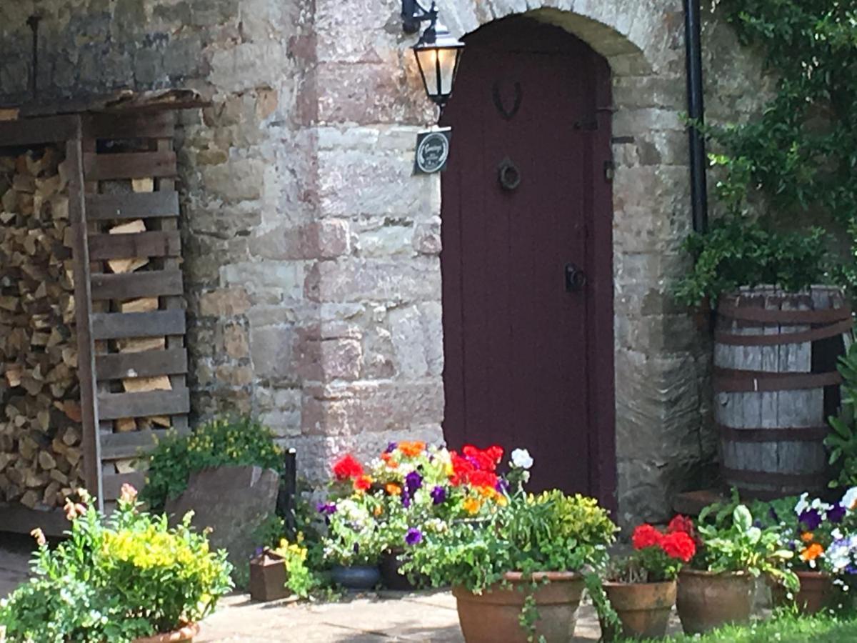 Welsh Gatehouse, Historic Castle Which Can Cater For Electric Vehicle Mathern Exteriér fotografie