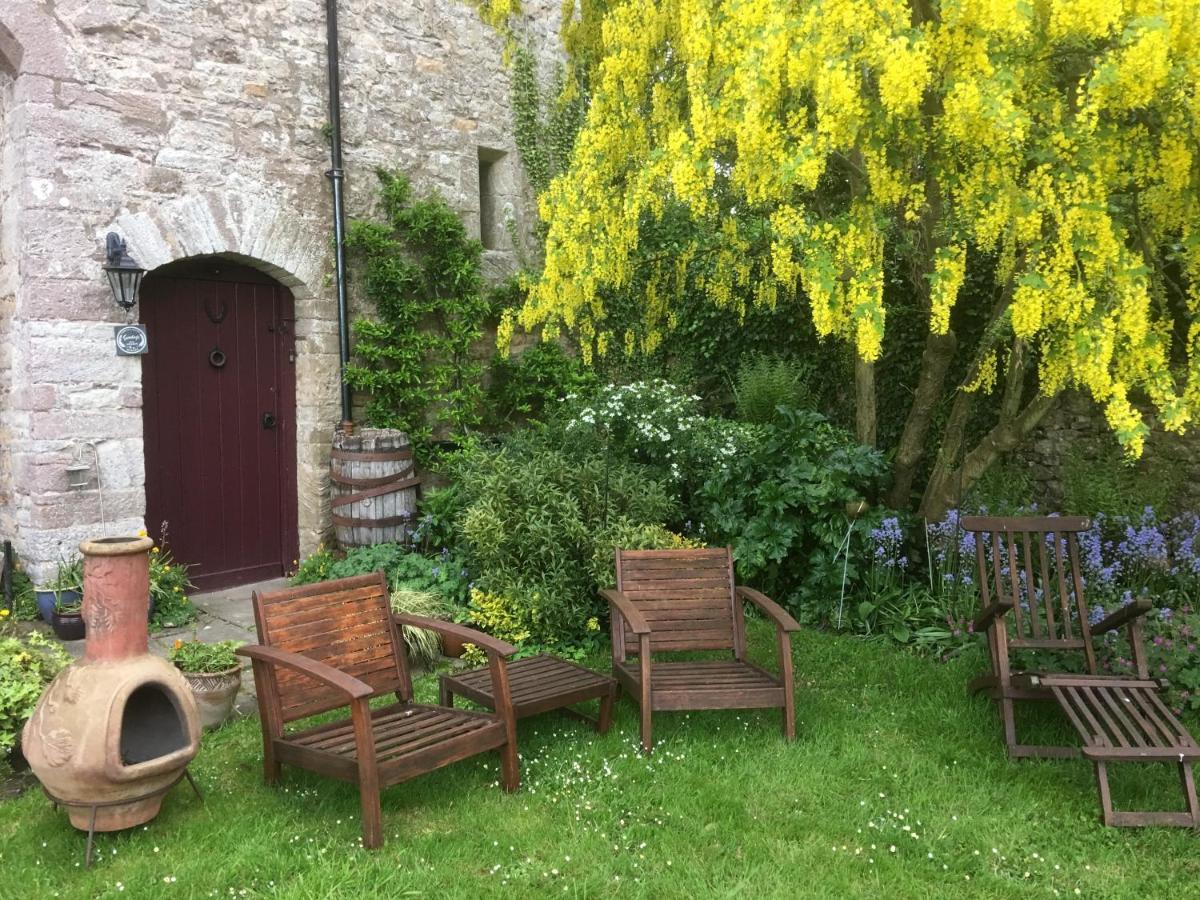 Welsh Gatehouse, Historic Castle Which Can Cater For Electric Vehicle Mathern Exteriér fotografie