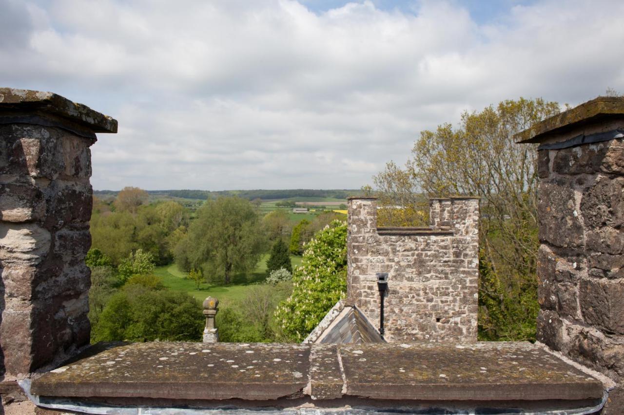 Welsh Gatehouse, Historic Castle Which Can Cater For Electric Vehicle Mathern Exteriér fotografie