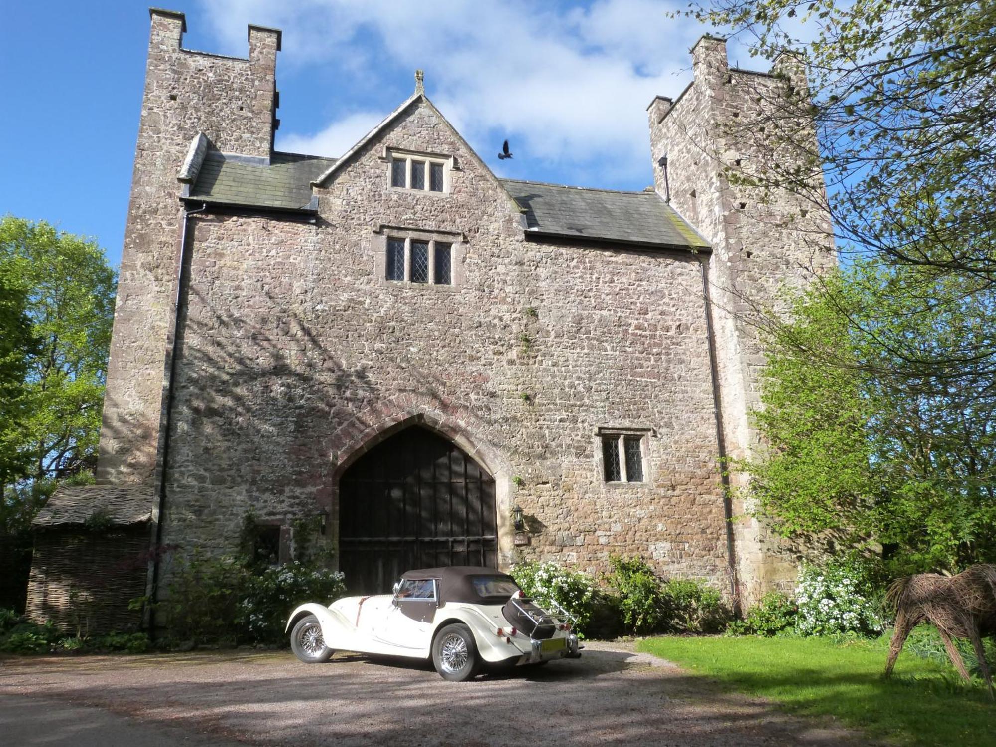 Welsh Gatehouse, Historic Castle Which Can Cater For Electric Vehicle Mathern Exteriér fotografie