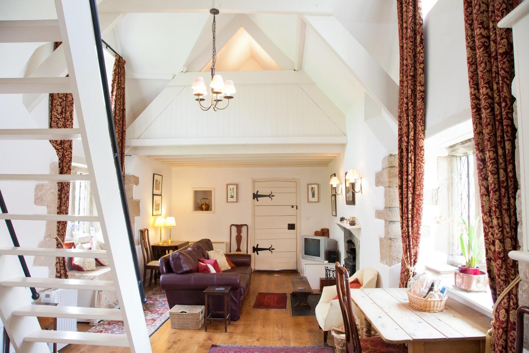 Welsh Gatehouse, Historic Castle Which Can Cater For Electric Vehicle Mathern Exteriér fotografie