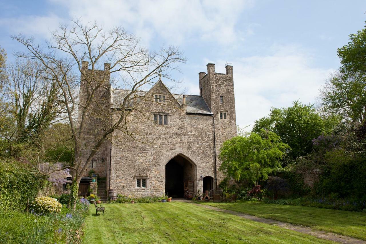 Welsh Gatehouse, Historic Castle Which Can Cater For Electric Vehicle Mathern Exteriér fotografie