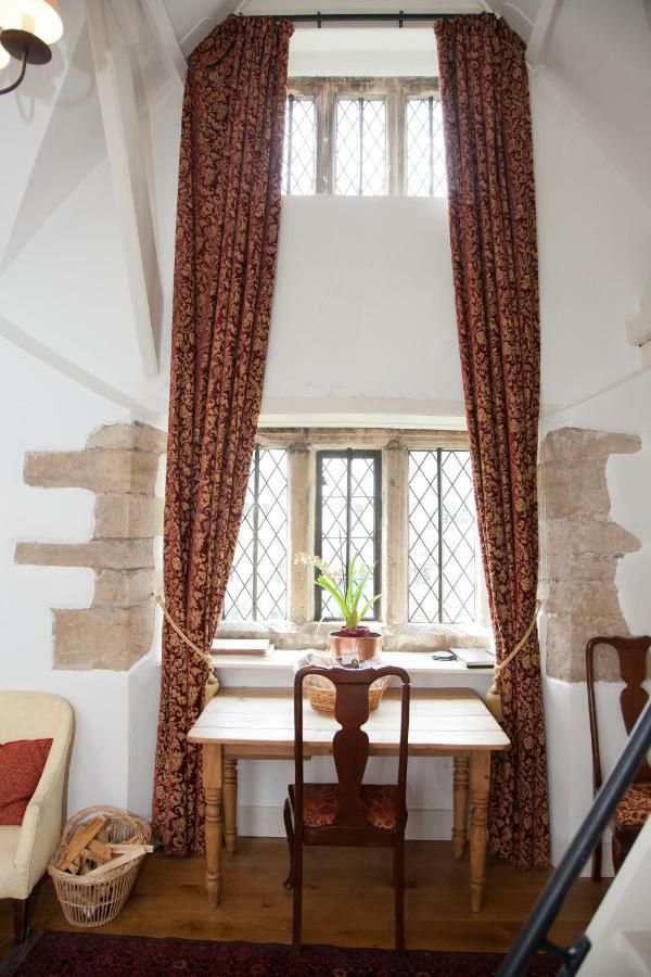 Welsh Gatehouse, Historic Castle Which Can Cater For Electric Vehicle Mathern Exteriér fotografie